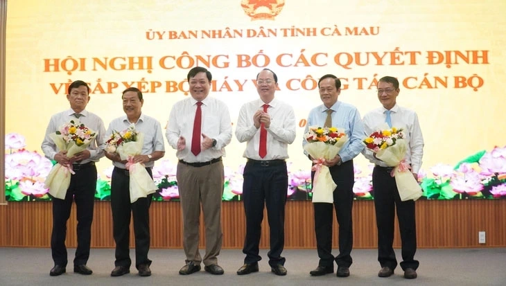Một số lãnh đạo tỉnh Cà Mau nhận quyết định nghỉ việc theo nghị định 178 để sắp xếp cán bộ (Ảnh: Thanh Huyền/Tuổi Trẻ)