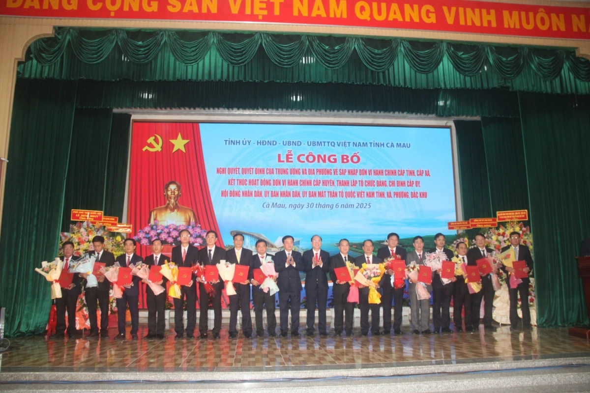 Lãnh đạo cấp xã mới của tỉnh Cà Mau nhận quyết định