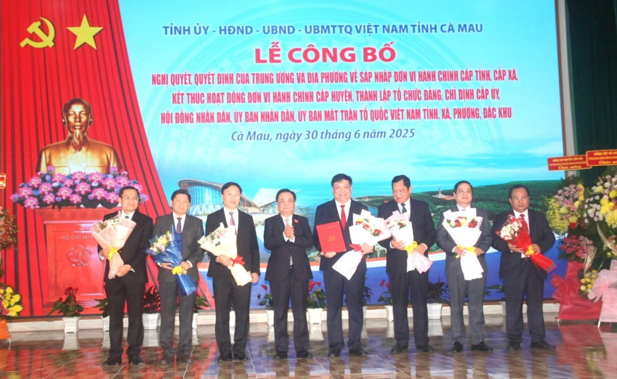 Chủ tịch và các Phó Chủ tịch UBND tỉnh Cà Mau mới