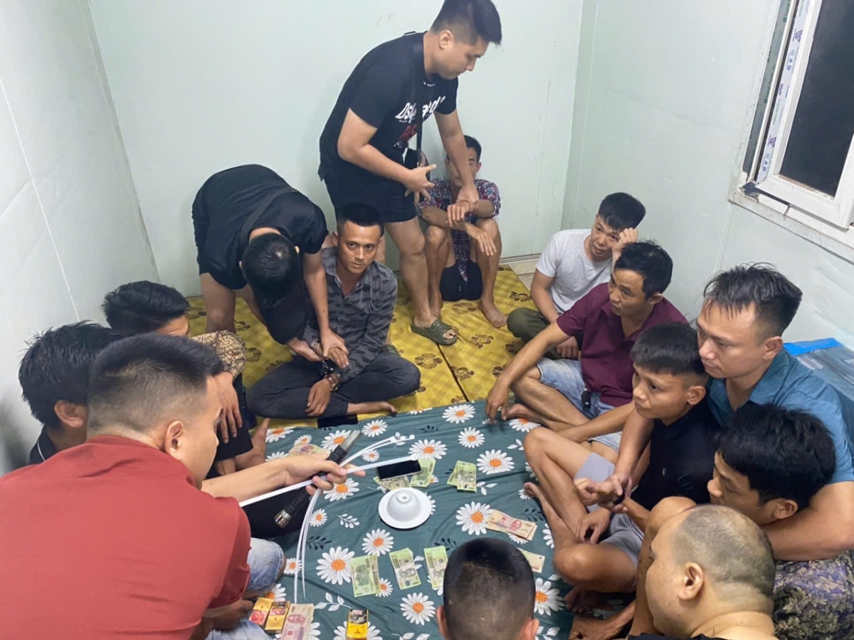 Các đối tượng bị bắt giữ tại hiện trường. Nguồn: Công an Quảng Ninh