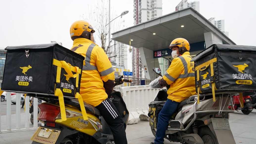 Các nhân viên giao đồ ăn của Meituan, một trong những lực lượng quan trọng của thị trường bán lẻ tức thì. Ảnh: Tân Hoa xã