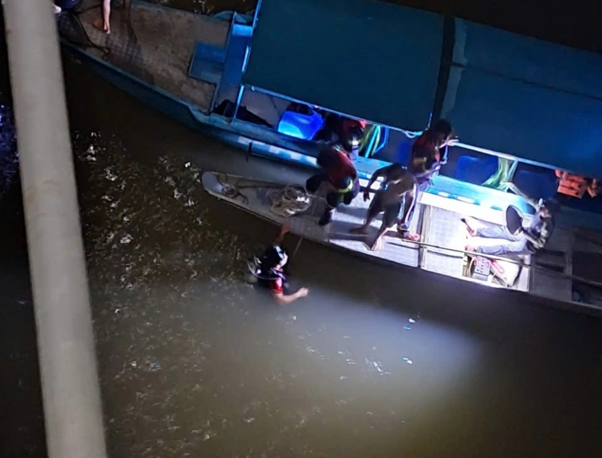 Các thợ lặn tìm người mất tích