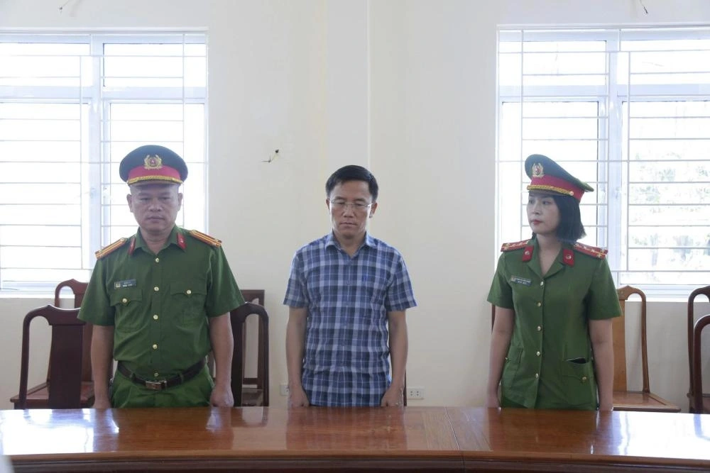  Bắt tạm giam 3 tháng đối với Nguyễn Văn Hưng (ở giữa).