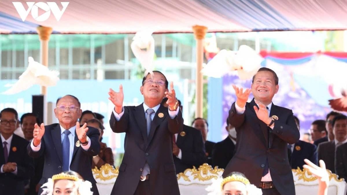 Ban lãnh đạo CPP thực hiện nghi thức thả chim bồ câu, thể hiện thông điệp về khát vọng hòa bình, tại lễ mít tinh kỷ niệm 74 năm ngày thành lập (28/6/1951 - 28/6/2025)