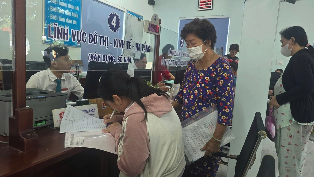 Sáng nay, người dân đến làm thủ tục ở phường Bình Dương 