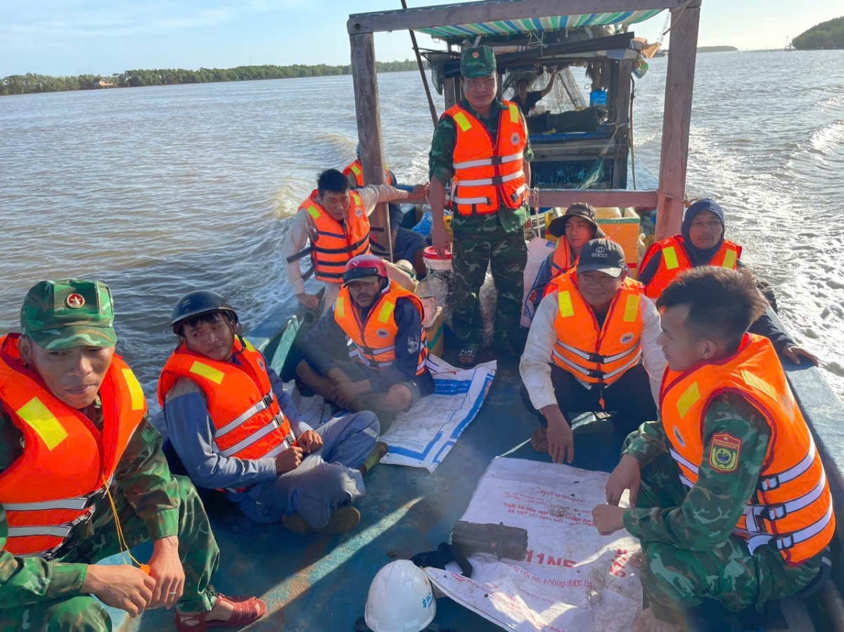 Cán bộ chiến sĩ Đồn Biên phòng Vĩnh Hải cùng tàu cá ngư dân Đinh Văn Hạo đưa 7 công nhân vào bờ
