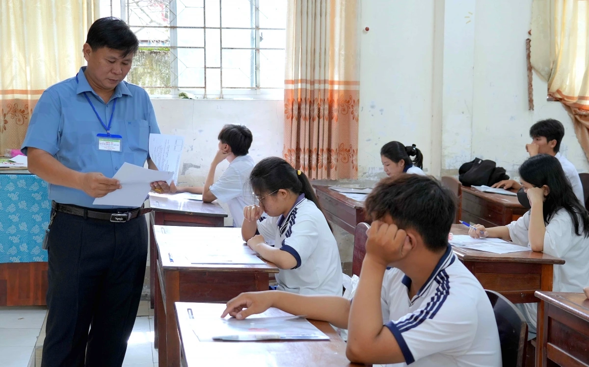 Cán bộ coi thi phổ biến quy chế thi đến thí sinh