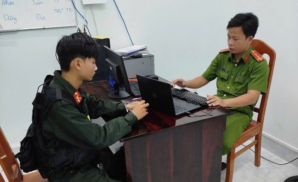 Cán bộ Công an xã Sông Bình lấy lời khai của Nguyễn Phạm Hoàng Dương. Ảnh: CABT