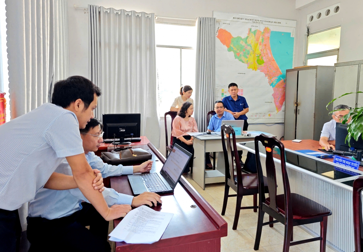 Cán bộ, công chức, viên chức xã ở Phú Yên khẩn trương tiếp cận các hệ thống dùng chung để sẵn sàng vận hành chính thức từ ngày 1/7 tới