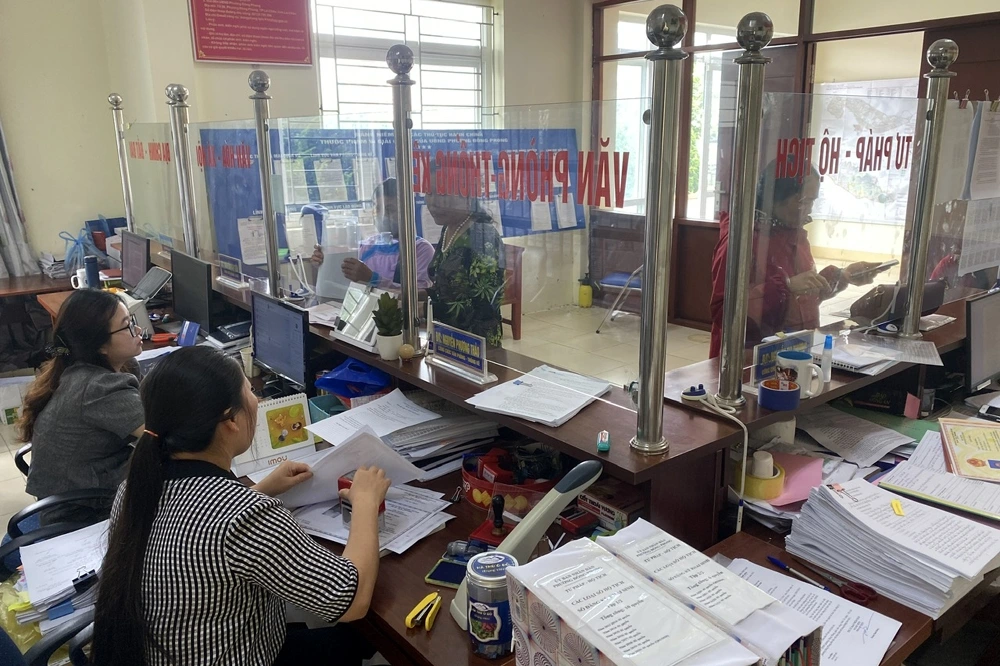 Cán bộ hướng dẫn người dân hoàn thiện thủ tục hành chính