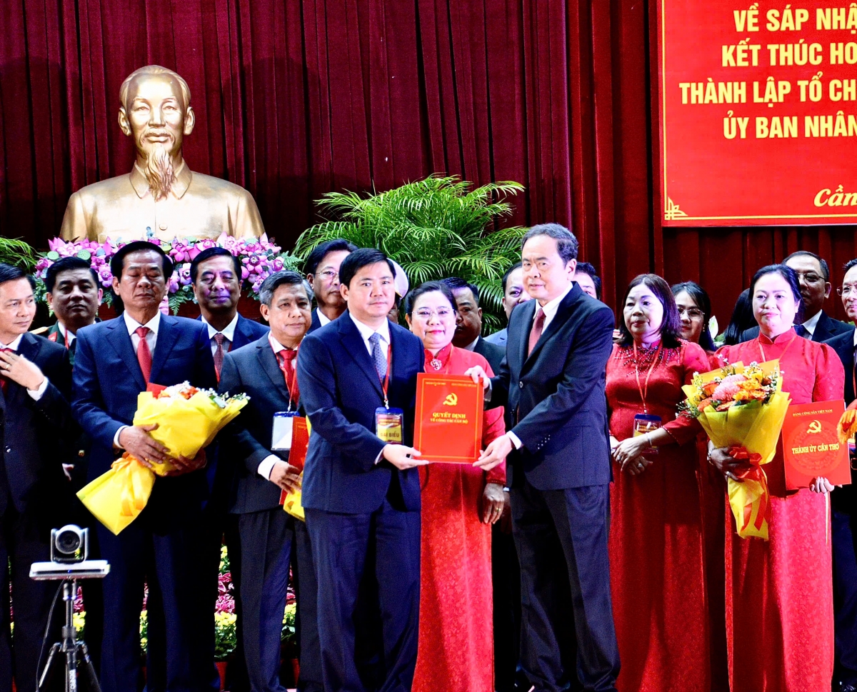 Chủ tịch Quốc hội Trần Thanh Mẫn trao quyết định bổ nhiệm.