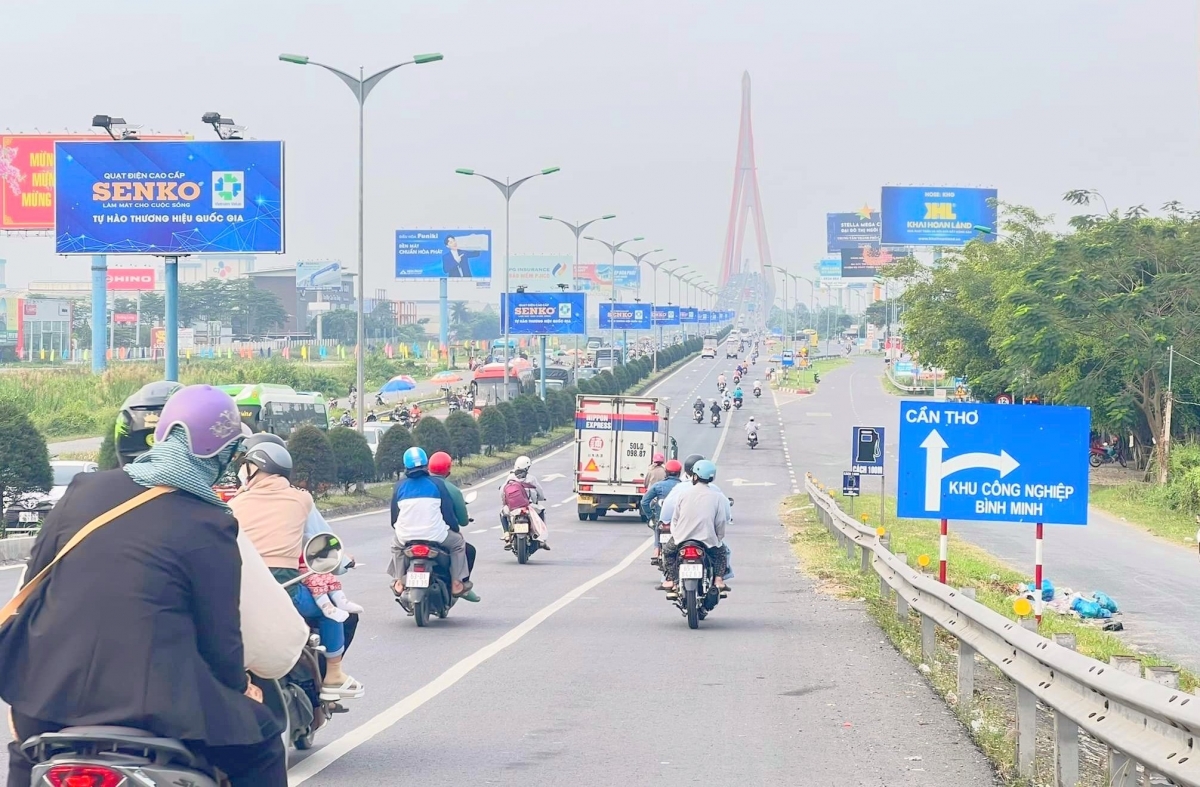 Đầu tư hạ tầng, phát triển cầu, đường cao tốc nối từ TP. Hồ Chí Minh đến Cần Thơ.