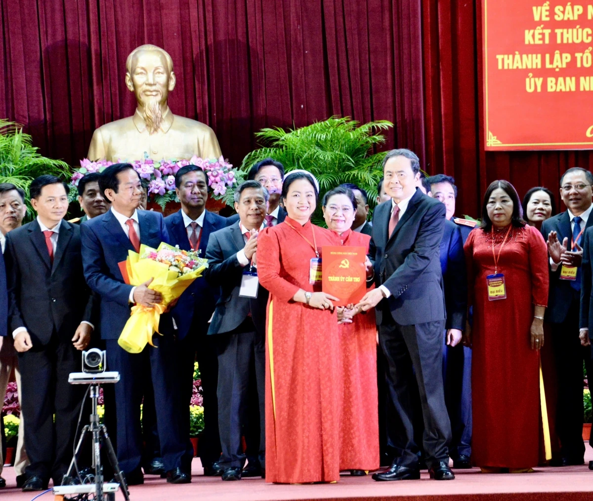 Chủ tịch Quốc hội Trần Thanh Mẫn trao quyết định bổ nhiệm.