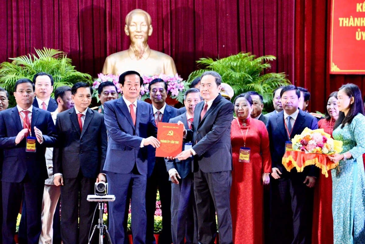 Chủ tịch Quốc hội Trần Thanh Mẫn trao quyết định bổ nhiệm.