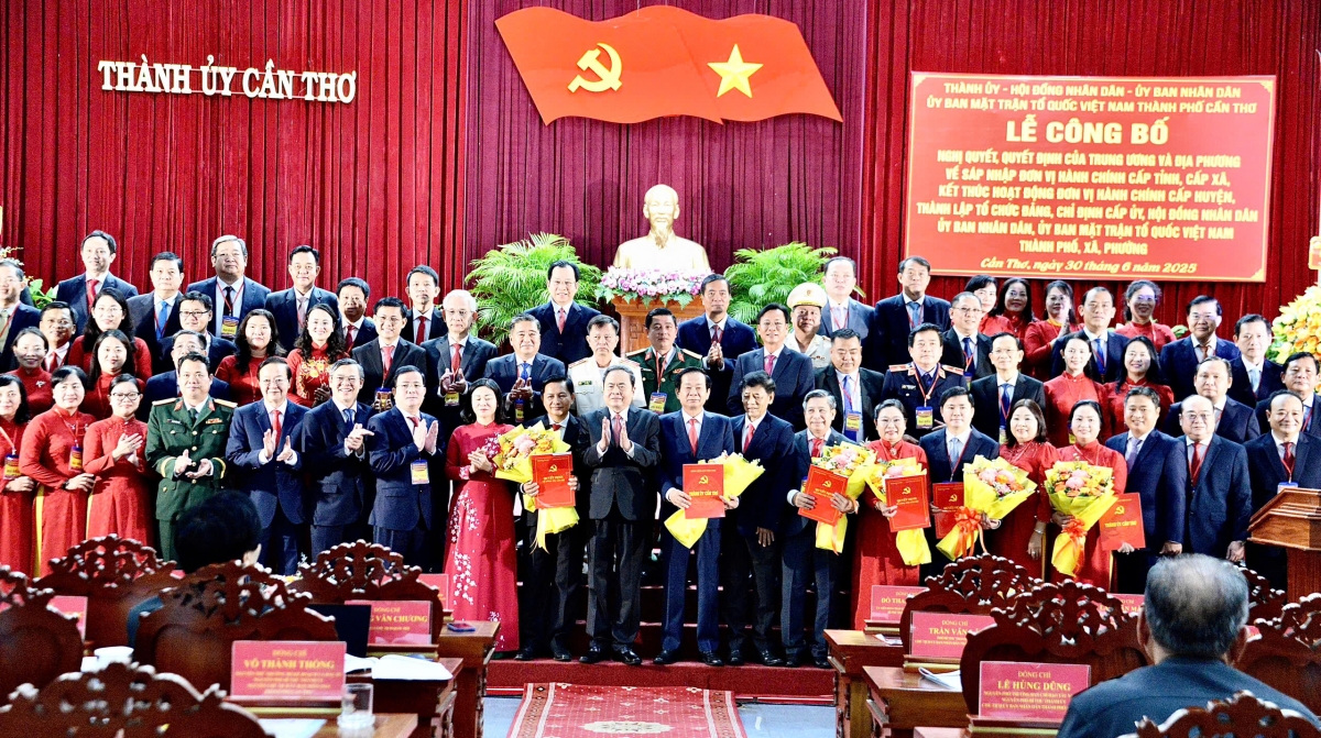 Chủ tịch Quốc hội Trần Thanh Mẫn chụp ảnh với cán bộ của tỉnh Cần Thơ mới.