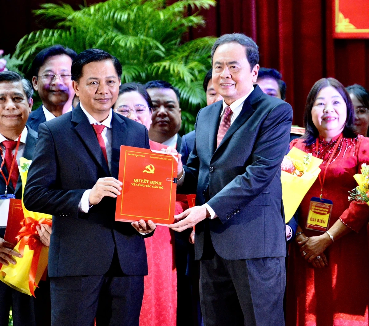 Chủ tịch Quốc hội Trần Thanh Mẫn trao quyết định bổ nhiệm.