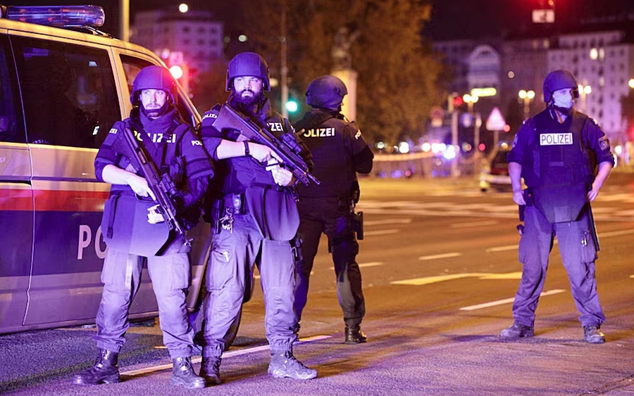 Cảnh sát Áo sau một vụ xả súng trước đây ở Vienna. Ảnh: Reuters.