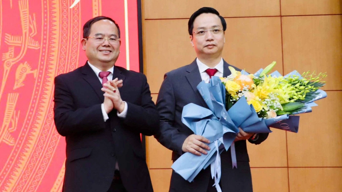 Ông Quản Minh Cường tặng hoa và chúc mừng ông Lê Hải Hòa được bầu Chủ tịch UBND tỉnh Cao Bằng