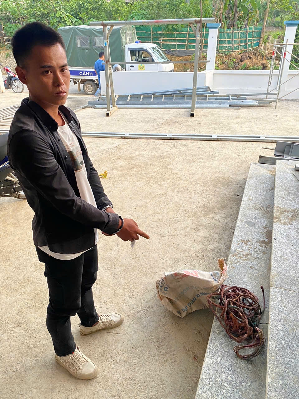 Đối tượng Lương Văn Đại cùng tang vật vụ trộm.