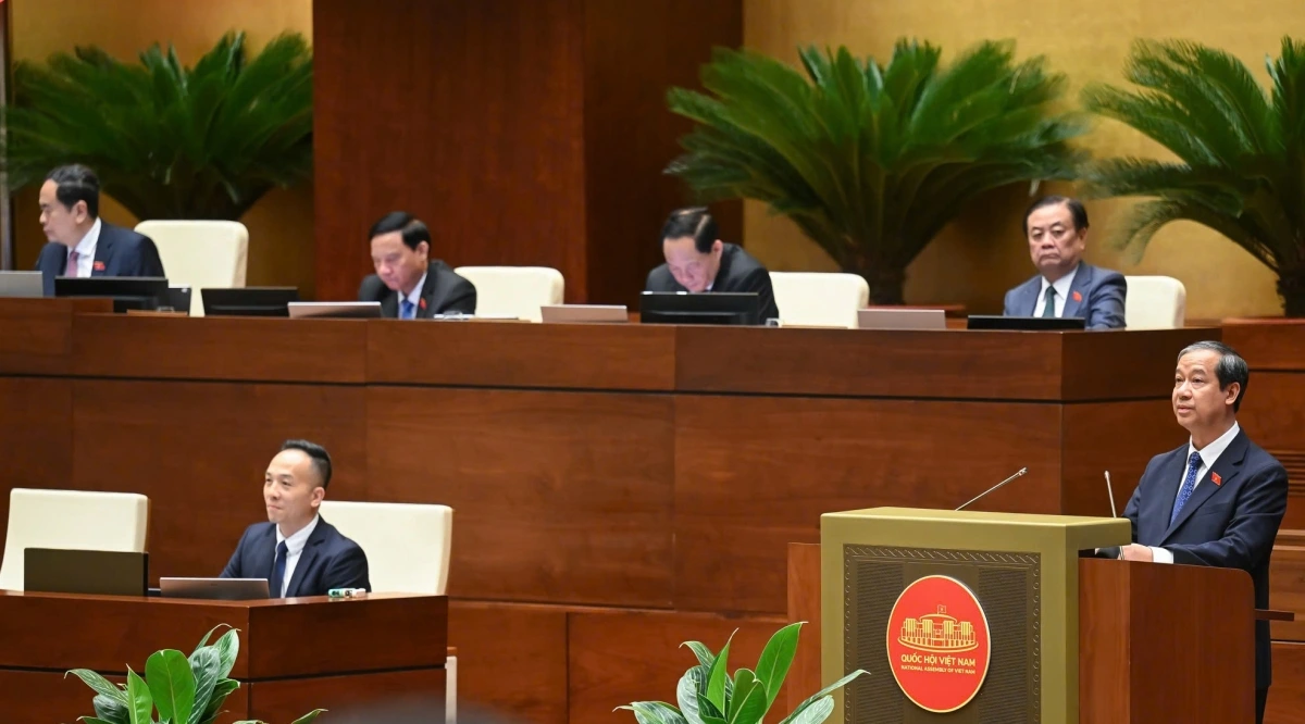 Chiều 19/6, Bộ trưởng Bộ GD-ĐT Nguyễn Kim Sơn đăng đàn trả lời chất vấn trước Quốc hội. (Ảnh: Quốc hội)