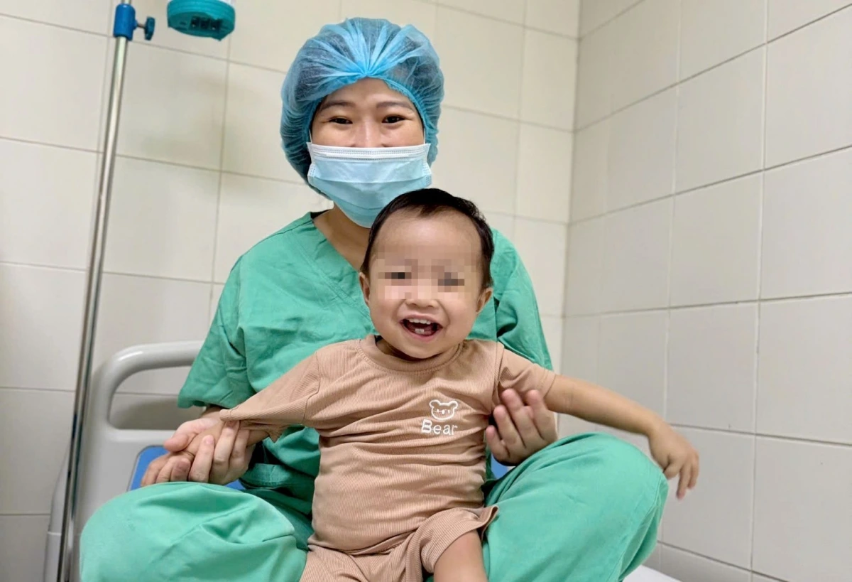 Cháu V.Q.H, 15 tháng tuổi được Bệnh viện Trung ương Huế ghép gan thành công
