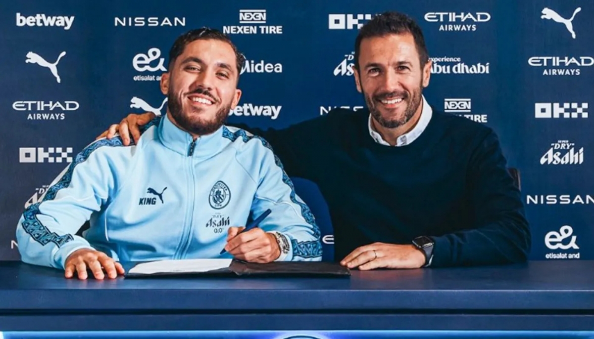 Rayan Cherki chính thức cập bến Man City. (Ảnh: Man City).