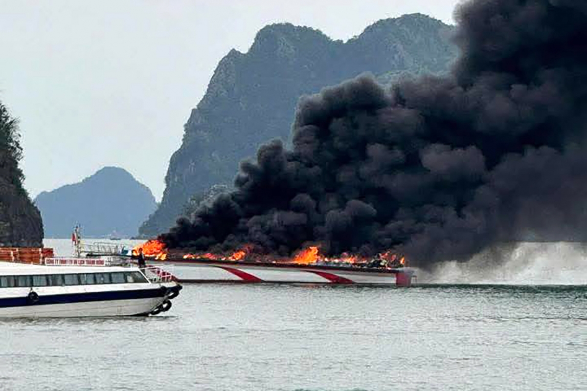 Chỉ gần 30 phút sau, ngọn lửa đã bao trùm gần như toàn bộ chiếc tàu, cột khói bốc lên mù mịt.