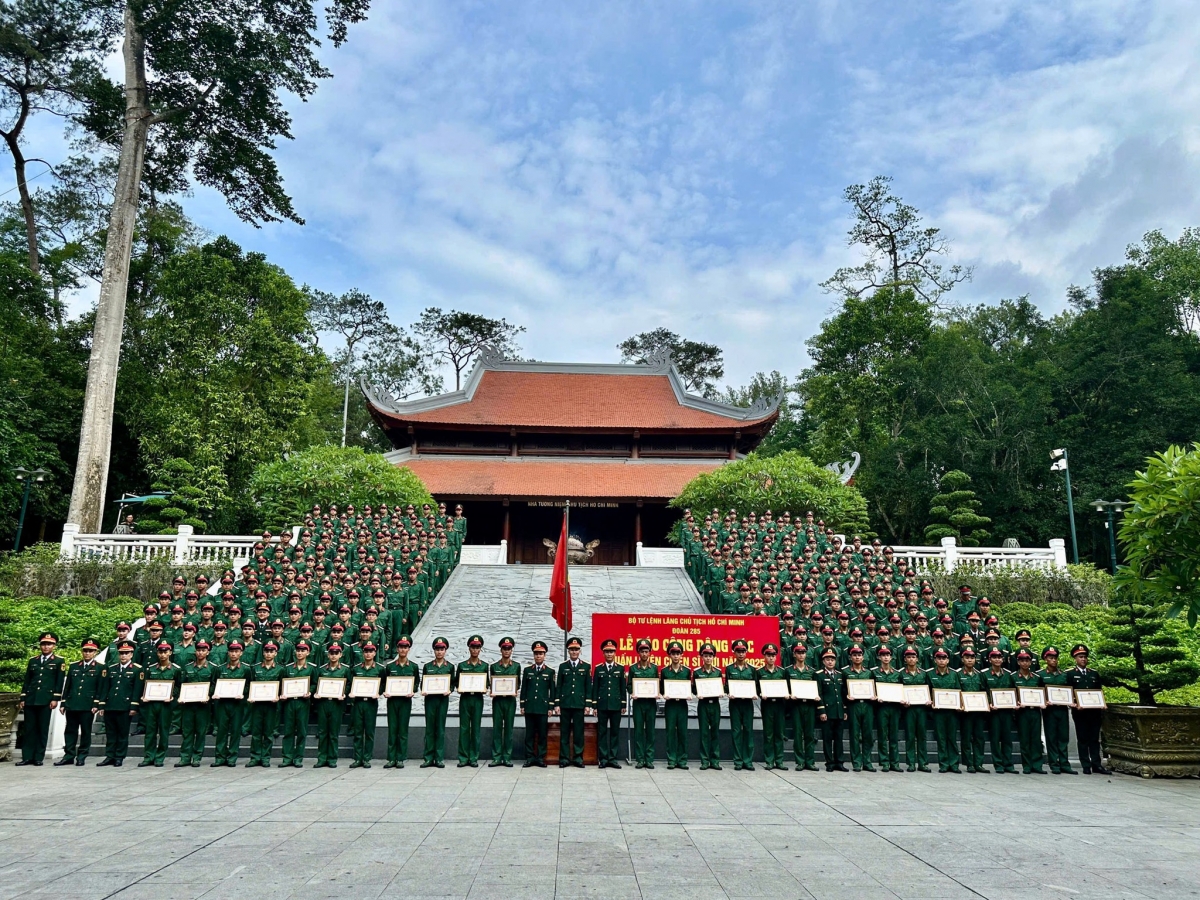 Trước anh linh Chủ tịch Hồ Chí Minh, cán bộ, nhân viên, chiến sĩ Trung tâm Huấn luyện xin được báo cáo với Bác những thành tích đơn vị đã đạt được trong khóa huấn luyện chiến sĩ mới năm 2025. 