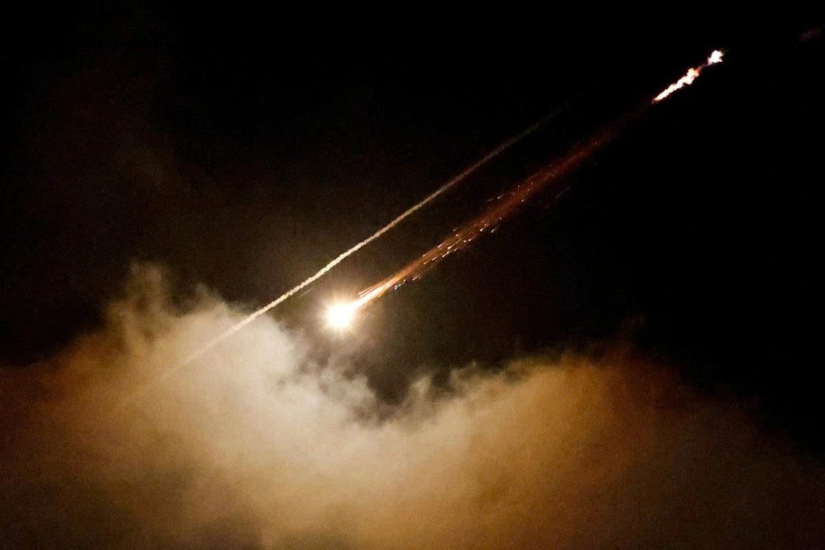 Một tên lửa được phóng từ Iran về phía Israel được nhìn thấy từ Ramallah. Ảnh: Reuters