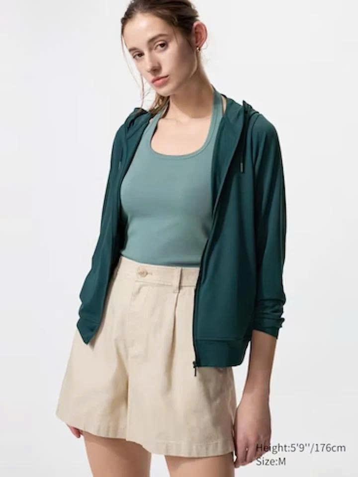 Áo chống nắng chất liệu polyester, dù, jean sẽ chống tia UV hiệu quả. (Ảnh: Uniqlo)