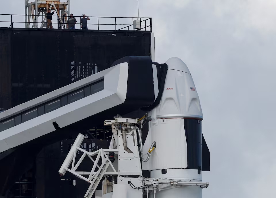 Tên lửa Falcon 9 của SpaceX và tàu vũ trụ Dragon được đặt tại bệ phóng 39A, chuẩn bị cho sứ mệnh đưa 4 phi hành gia lên Trạm Vũ trụ Quốc tế (ISS) từ Trung tâm Vũ trụ Kennedy của NASA, tại Florida, ngày 4/10/2022. Ảnh: Reuters