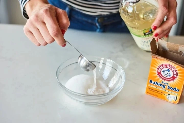 Hỗn hợp baking soda và giấm tạo phản ứng sủi bọt, giúp phá vỡ các mảng bám và chất hữu cơ, khử mùi và làm thông đường ống hiệu quả. (Ảnh: Citizenside)