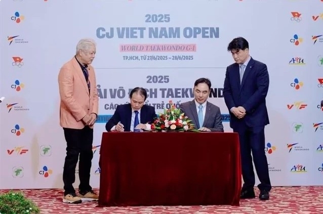 The oragnising committee announces the tournament and signs a cooperation contract in HCM City on June 19. (Photo: Vietnam Taekwondo Federation)