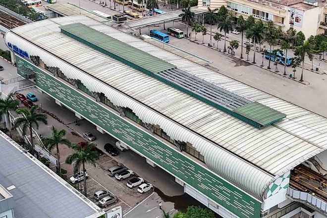 Khoảng 50m2 mái nhà ga Yên Nghĩa thuộc tuyến tàu điện Cát Linh - Hà Đông (Hà Nội) bị bão thổi bay đã lâu cần thay thế, sửa chữa.