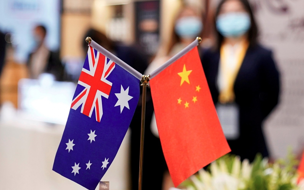 Cờ Australia - Trung Quốc. Ảnh: Reuters.