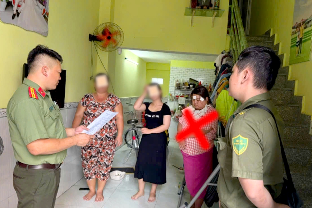 Cơ quan An ninh điều tra, Công an tỉnh Lai Châu đọc lệnh bắt giữ đối tượng Lê Hoàng Ngọc Mai. (Ảnh: CACC)