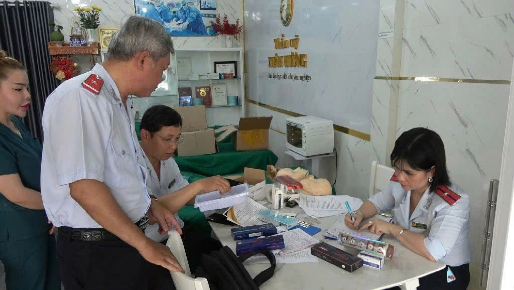 Cơ quan chức năng kiểm tra tại một cơ sở kinh doanh dịch vụ thẩm mỹ tại TP.Mỹ Tho.
