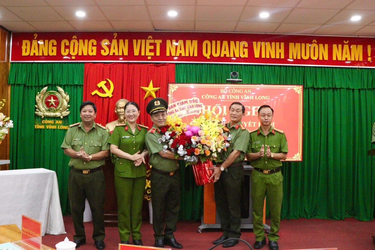 Đại tá Phan Ngọc Tính, Phó giám đốc Công an tỉnh Vĩnh Long (bên phải) tặng hoa Thiếu tướng Nguyễn Trọng Dũng. (Ảnh: Công an tỉnh Vĩnh Long)