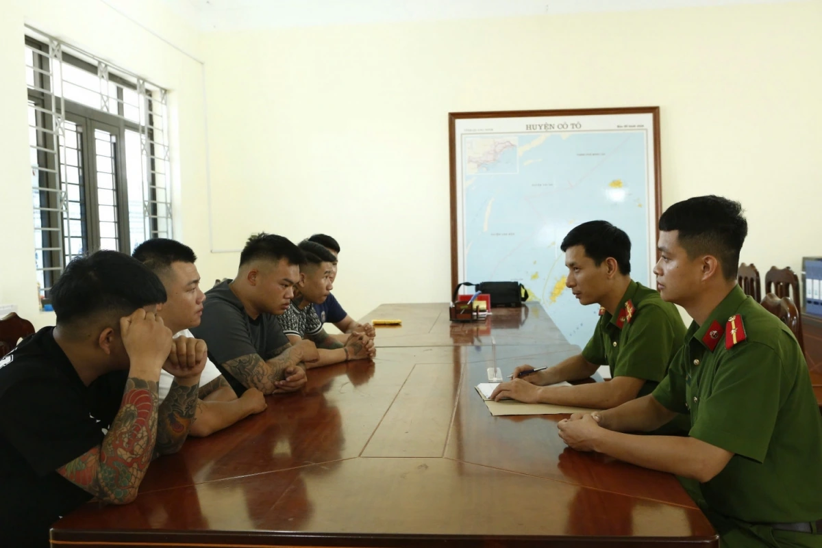 Công an xã Đồng Tiến làm việc với nhóm người gây mất an ninh trật tự. (Nguồn: Công an tỉnh Quảng Ninh)
