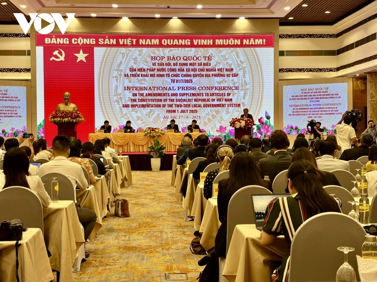 Các đại biểu chủ trì Họp báo quốc tế công bố chính thức Quyết định vận hành tổ chức bộ máy mới của Việt Nam theo mô hình tổ chức chính quyền địa phương 2 cấp từ ngày 1/7.2025 có sự tham gia của đông đảo báo chí trong và ngoài nước.