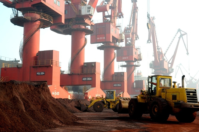 Công nhân vận chuyển đất hiếm để xuất khẩu tại Liên Vân Cảng, tỉnh Giang Tô, Trung Quốc. Ảnh: Reuters