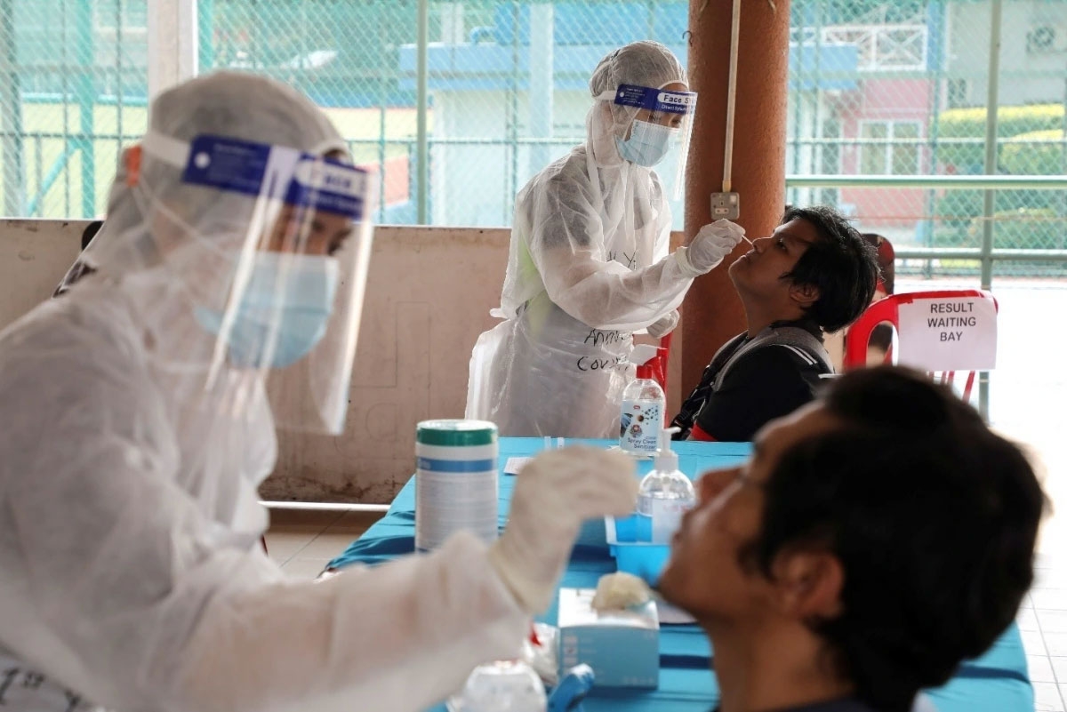 Covid-19 quay trở lại ở nhiều quốc gia (Ảnh: Reuters)