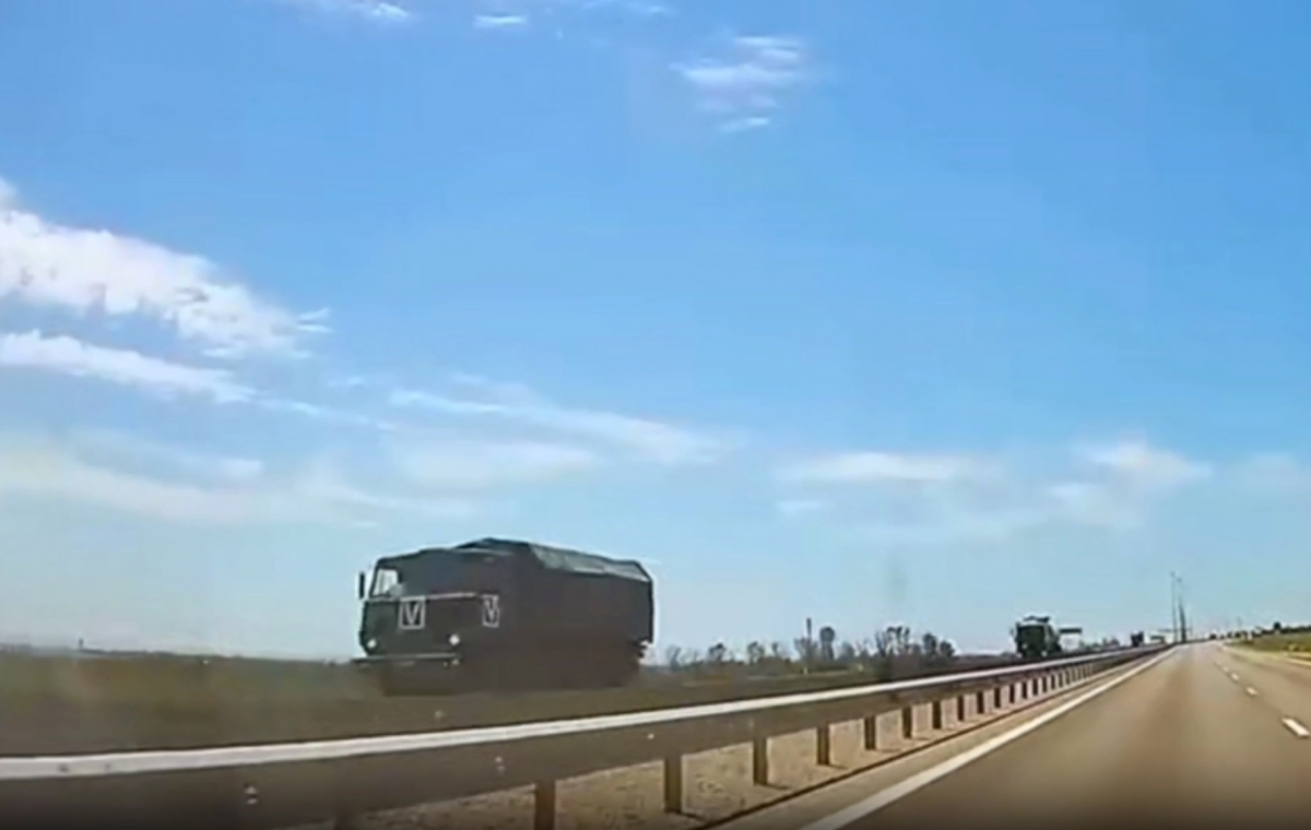 Nga đang tiến hành đợt điều chuyển khí tài quân sự lớn nhất từ bán đảo Crimea và vùng Kherson đến khu vực Sumy. (Ảnh chụp từ video)