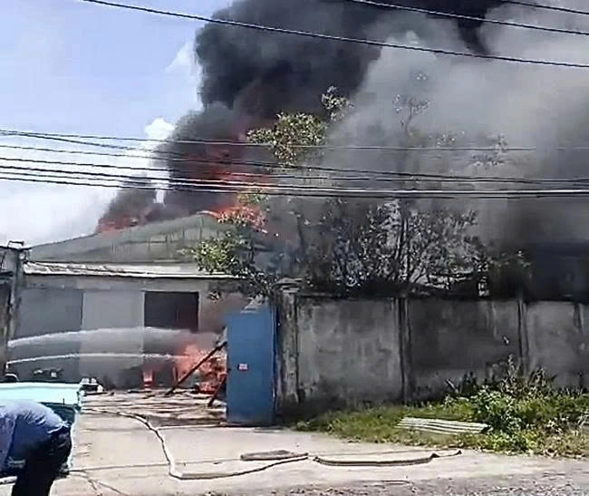  Khói lửa bao trùm nhà xưởng.