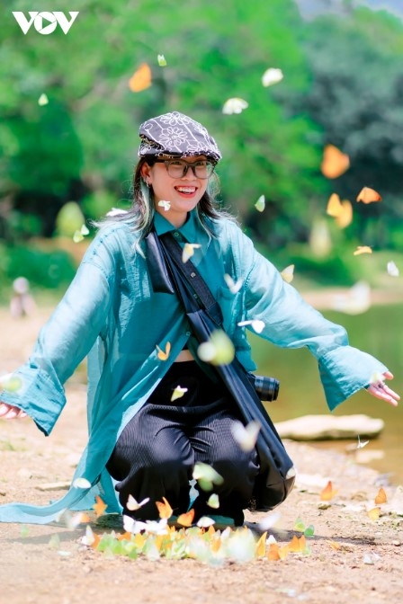Linh Nga, a tourist from Hanoi, shares that butterflies fluttering their wings looks like a vivid picture of nature.