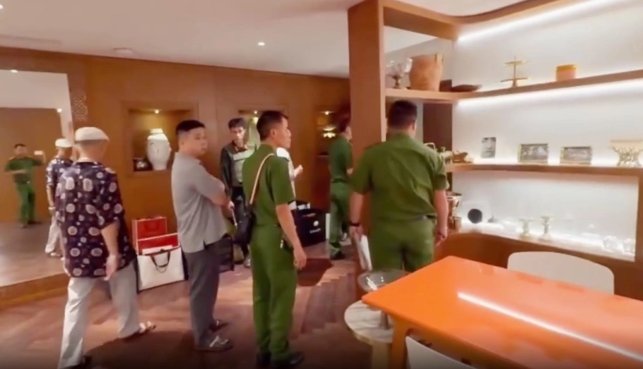 Lực lượng chức năng kiểm tra kho hàng hoá trong vụ việc
