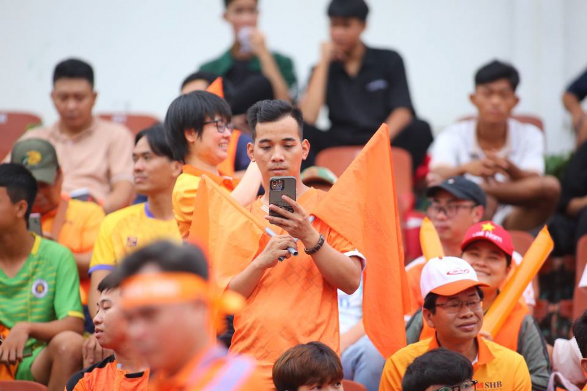 Các CĐV Đà Nẵng tiếp lửa cho thầy trò HLV Lê Đức Tuấn (Ảnh: Đà Nẵng FC)