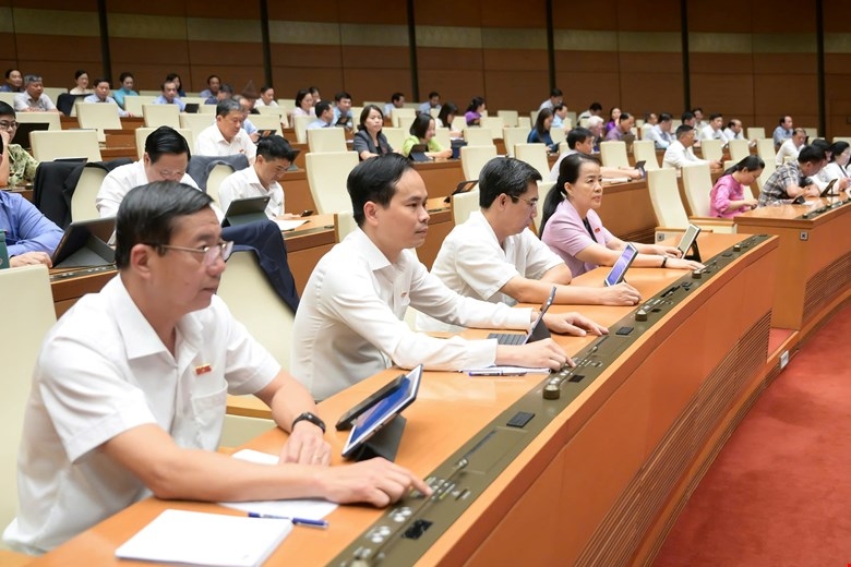 Đại biểu ấn nút biểu quyết thông qua luật trên hội trường, chiều 24/6