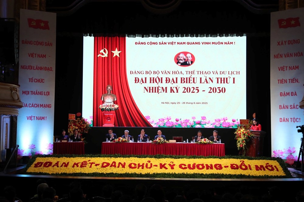 Đoàn chủ tịch Đại hội.