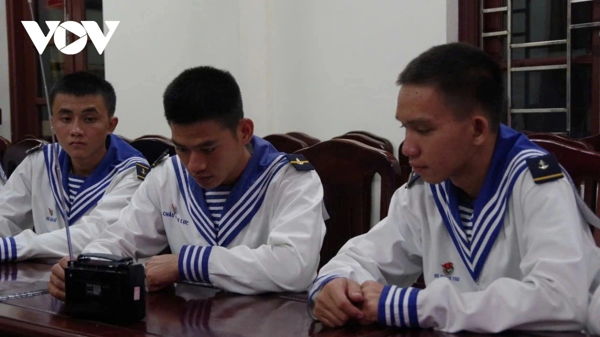 Chiến sỹ tại quần đảo Trường Sa theo dõi các chương trình của Đài Tiếng nói Việt Nam